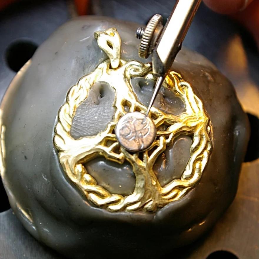 Outlining the engraving