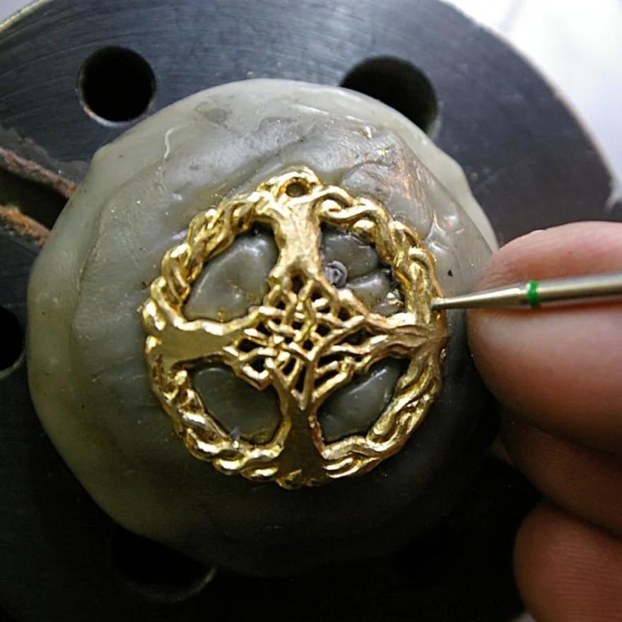 Carving out interwoven branches. 12 / 49